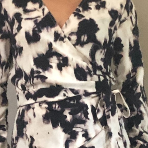 NEW WITH TAGS!!  GORGEOUS BAR 111 WRAP TOP IN WHITE, PURPLE AND LAVENDER… - Picture 4 of 11